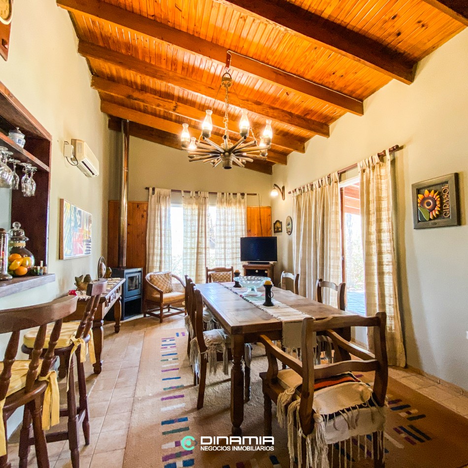 SE VENDE HERMOSA CASA ESQUINA EN VILLA RUMIPAL CON 3 HABITACIONES