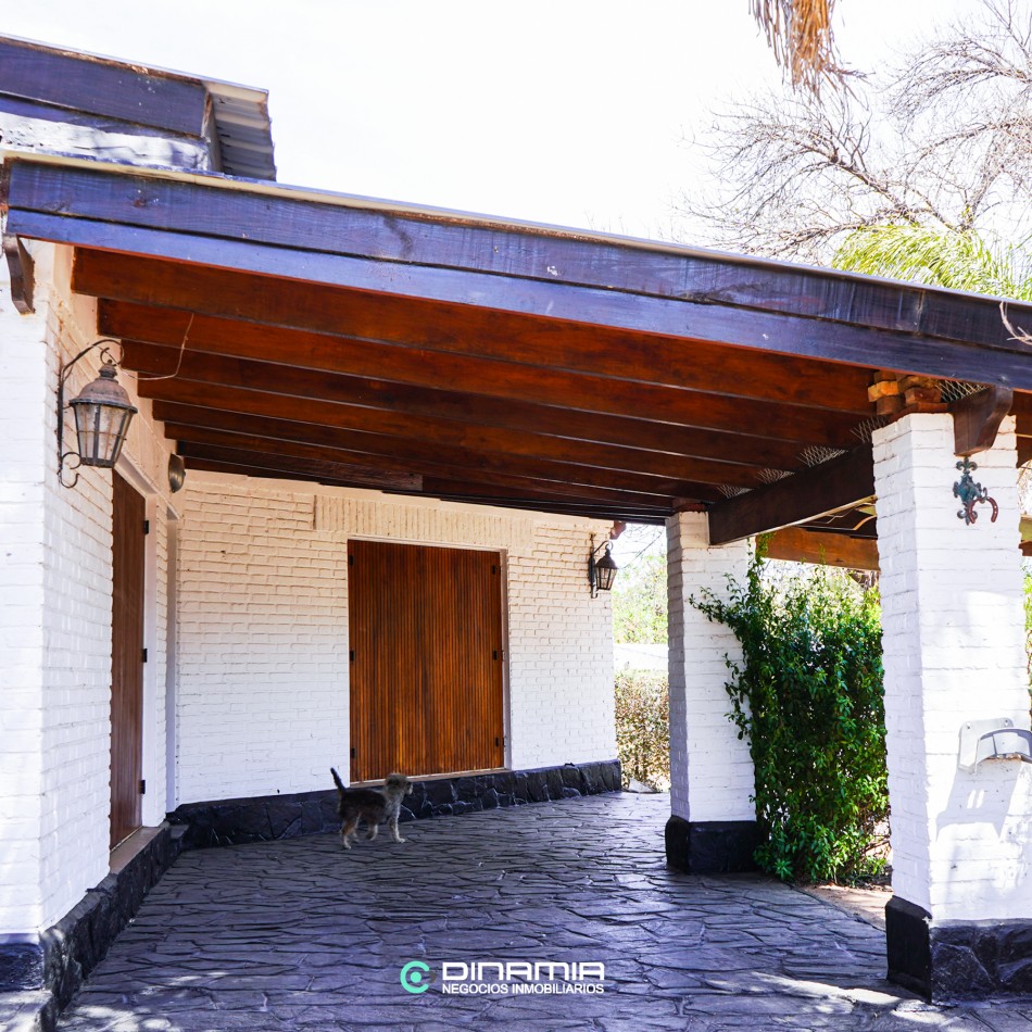 SE VENDE HERMOSA CASA ESQUINA EN VILLA RUMIPAL CON 3 HABITACIONES