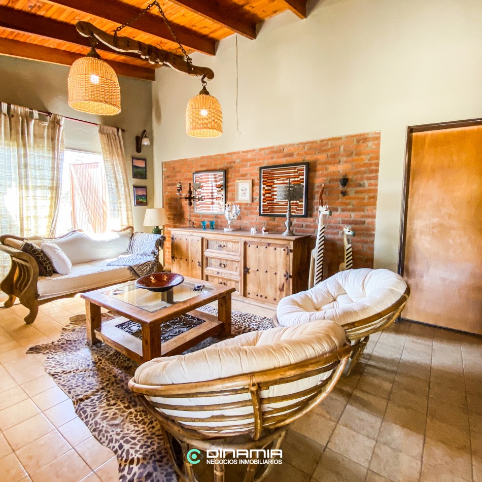 SE VENDE HERMOSA CASA ESQUINA EN VILLA RUMIPAL CON 3 HABITACIONES
