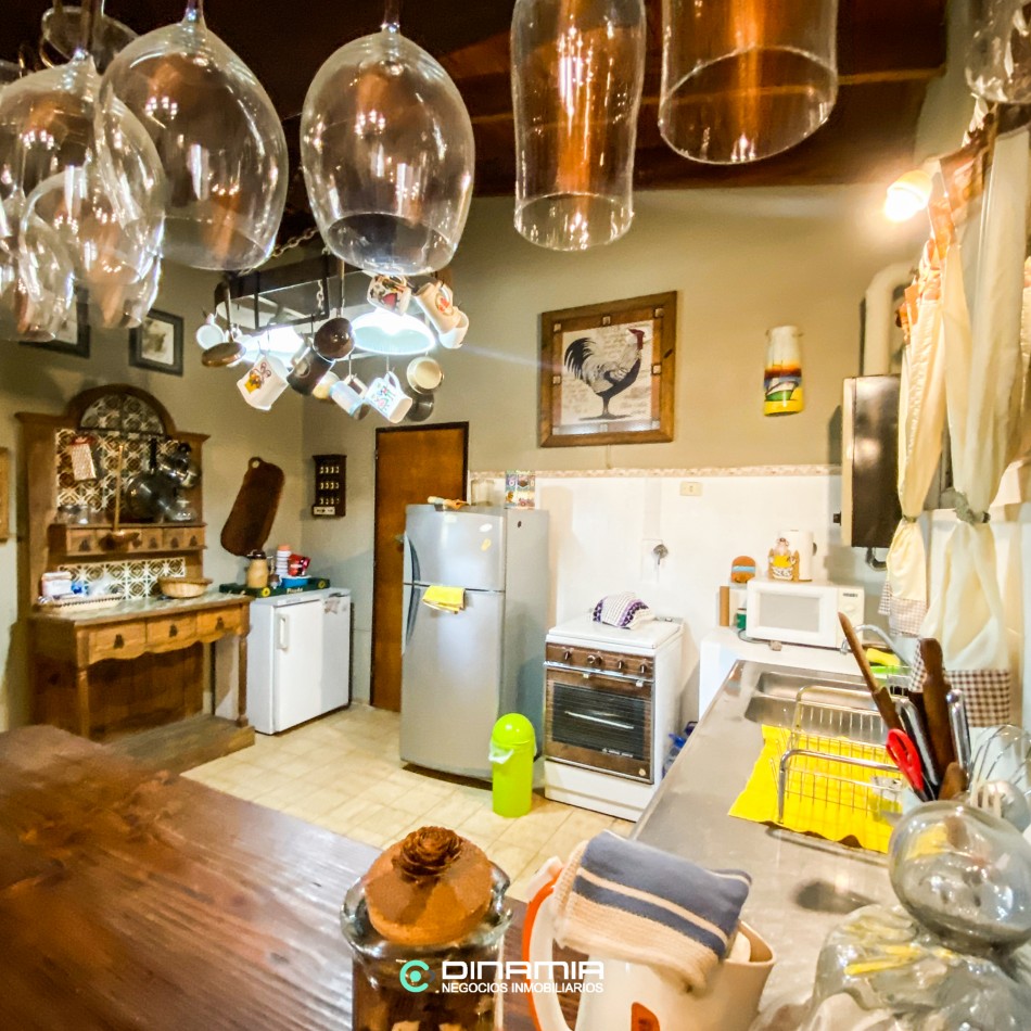SE VENDE HERMOSA CASA ESQUINA EN VILLA RUMIPAL CON 3 HABITACIONES