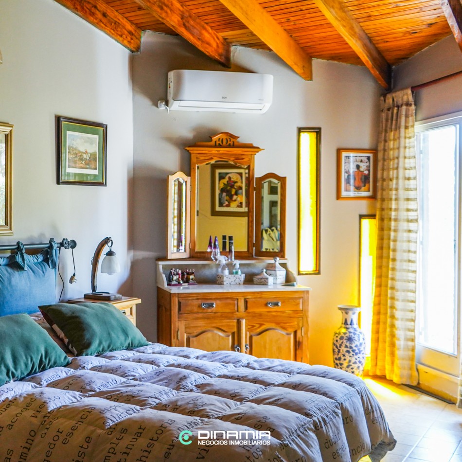 SE VENDE HERMOSA CASA ESQUINA EN VILLA RUMIPAL CON 3 HABITACIONES