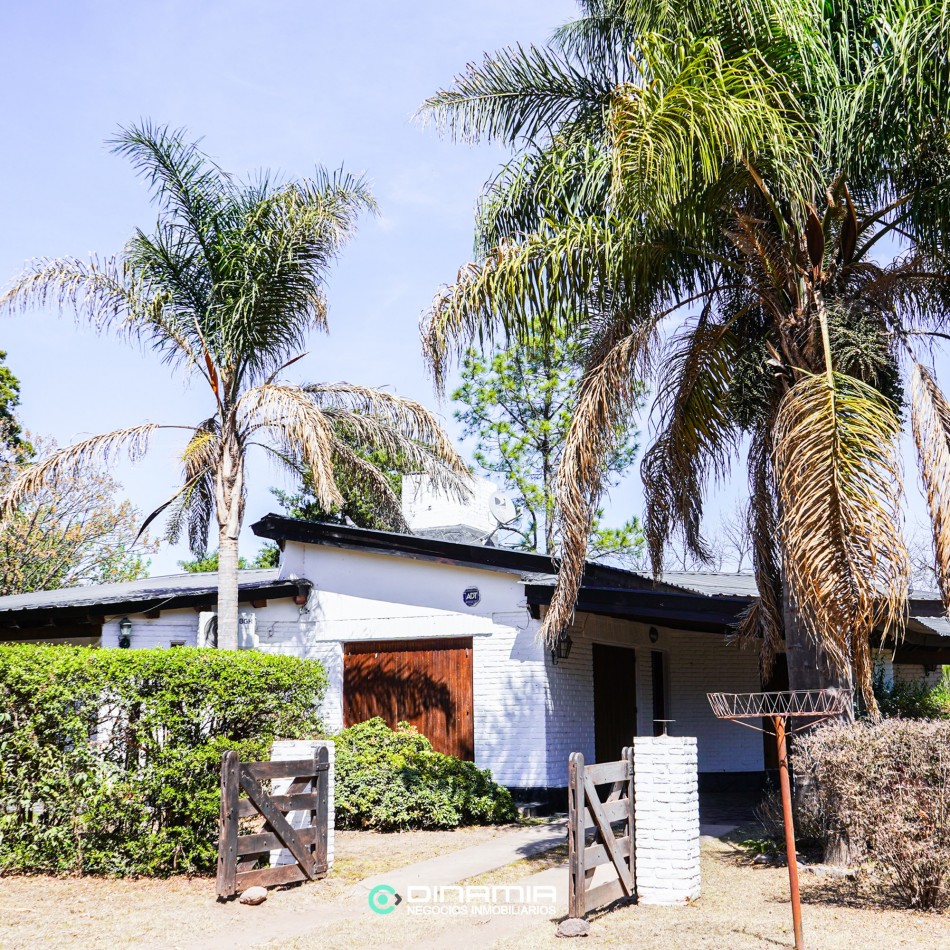 SE VENDE HERMOSA CASA ESQUINA EN VILLA RUMIPAL CON 3 HABITACIONES