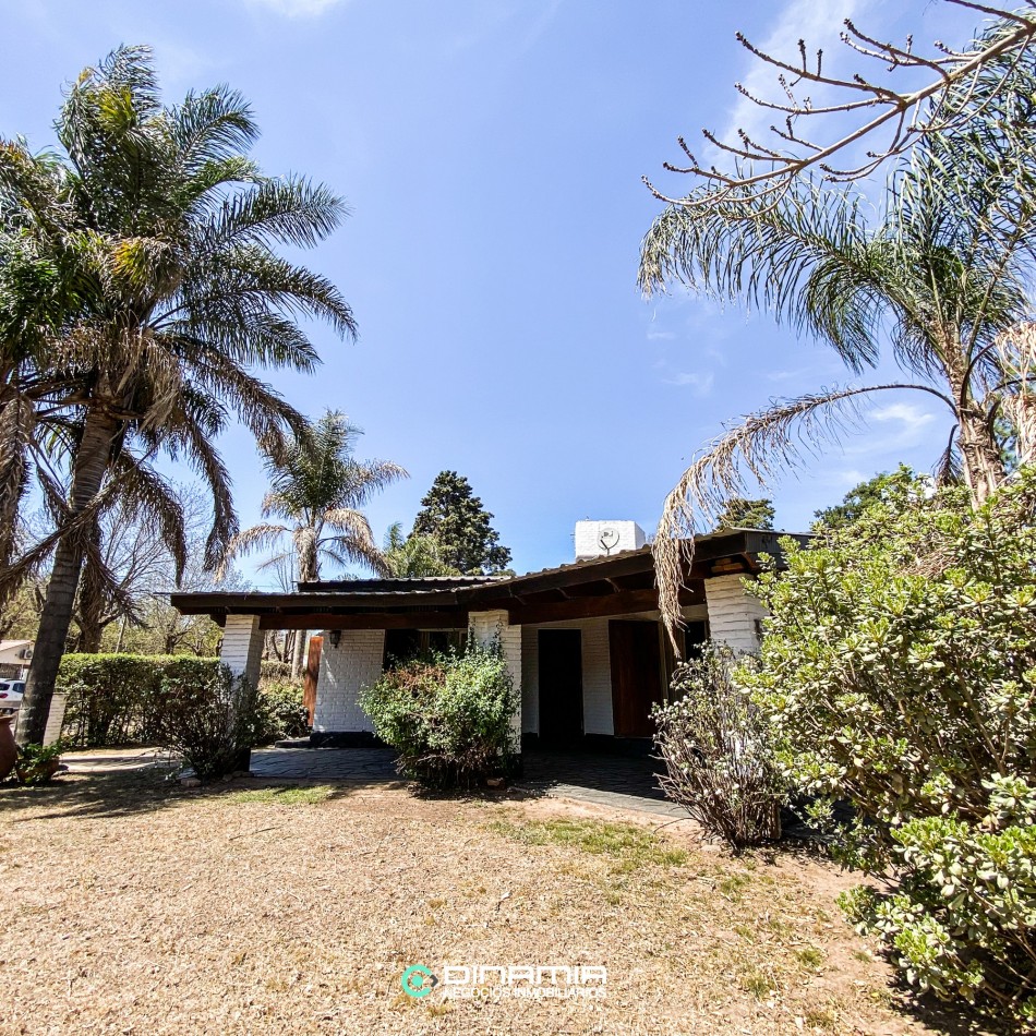 SE VENDE HERMOSA CASA ESQUINA EN VILLA RUMIPAL CON 3 HABITACIONES