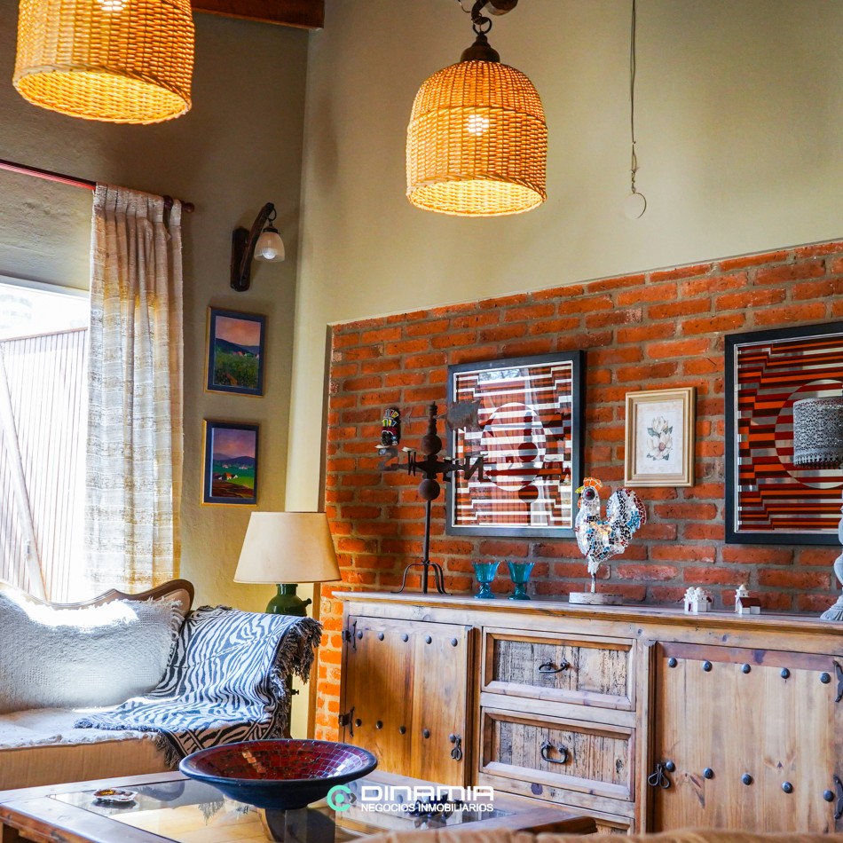 SE VENDE HERMOSA CASA ESQUINA EN VILLA RUMIPAL CON 3 HABITACIONES