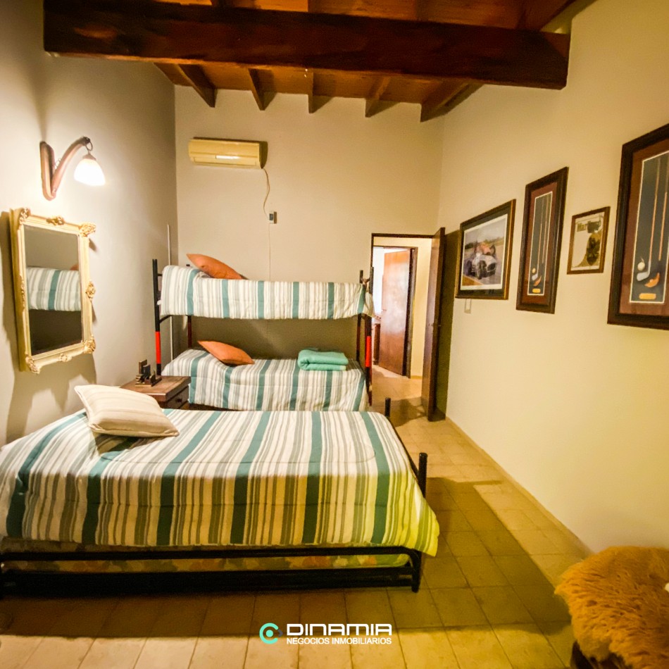 SE VENDE HERMOSA CASA ESQUINA EN VILLA RUMIPAL CON 3 HABITACIONES
