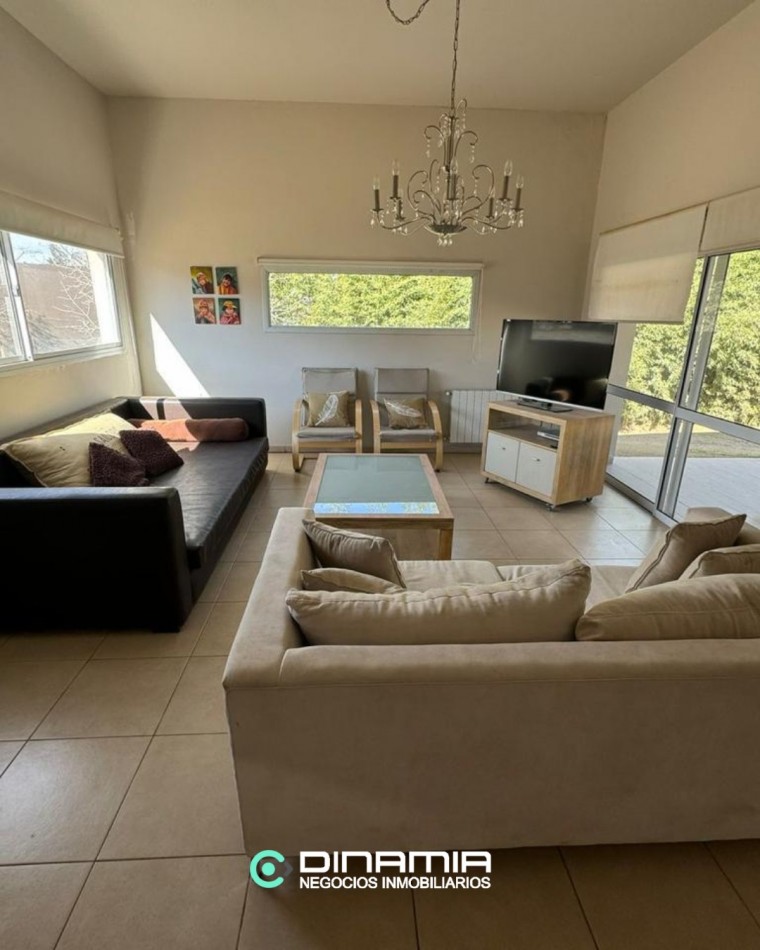 CASA ESQUINA DE CATEGORIA EN VILLA DEL DIQUE