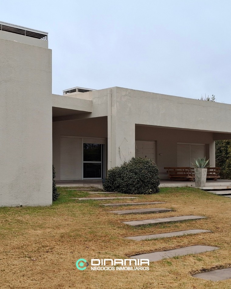 CASA ESQUINA DE CATEGORIA EN VILLA DEL DIQUE