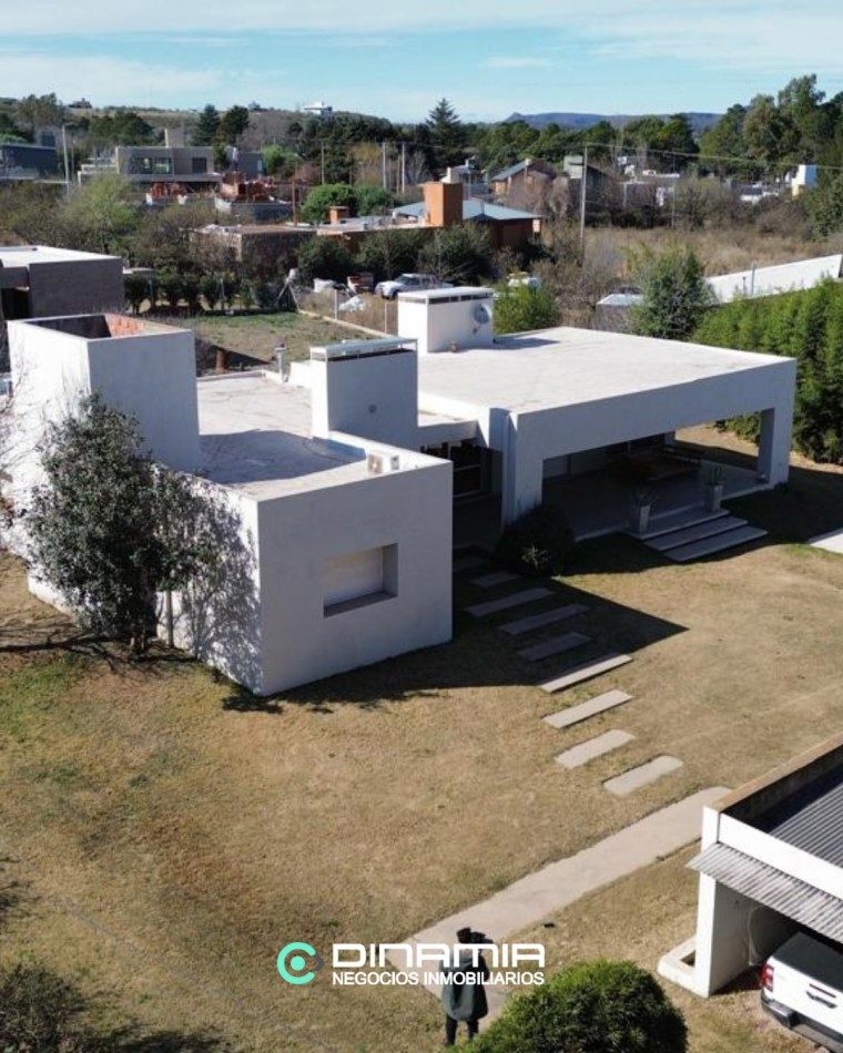 CASA ESQUINA DE CATEGORIA EN VILLA DEL DIQUE