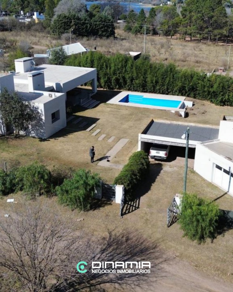 CASA ESQUINA DE CATEGORIA EN VILLA DEL DIQUE