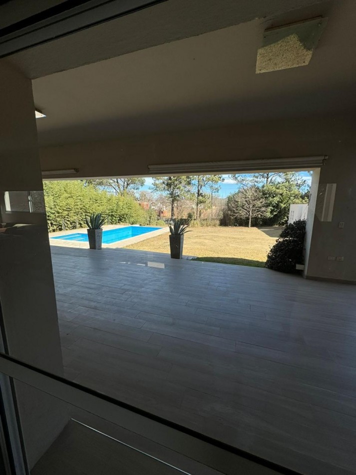 CASA ESQUINA DE CATEGORIA EN VILLA DEL DIQUE