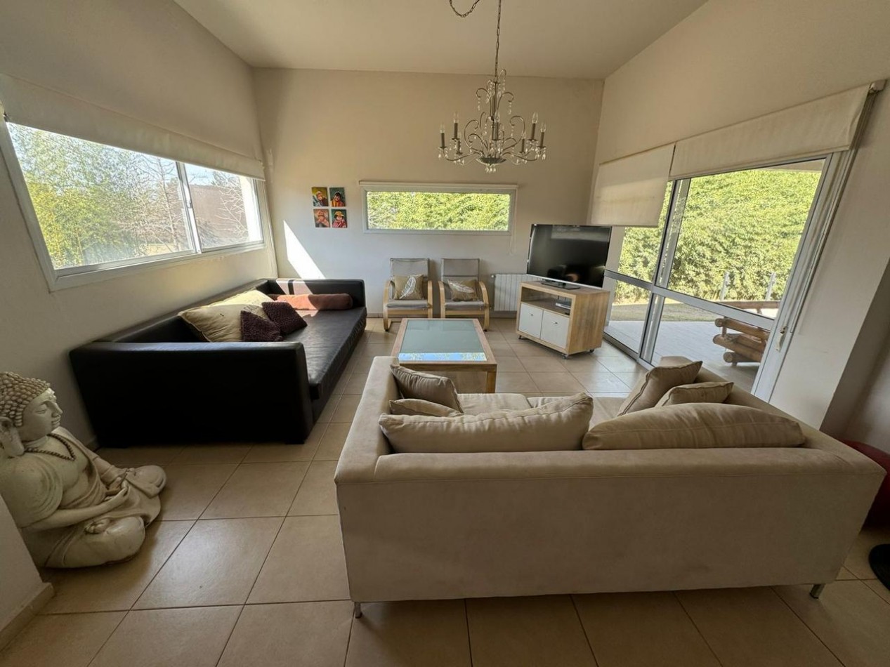 CASA ESQUINA DE CATEGORIA EN VILLA DEL DIQUE