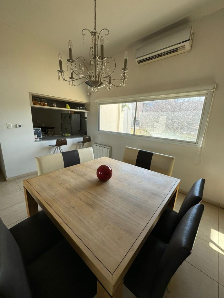 CASA ESQUINA DE CATEGORIA EN VILLA DEL DIQUE