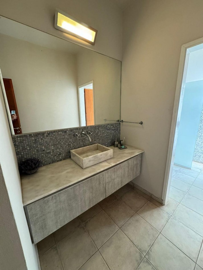 CASA ESQUINA DE CATEGORIA EN VILLA DEL DIQUE