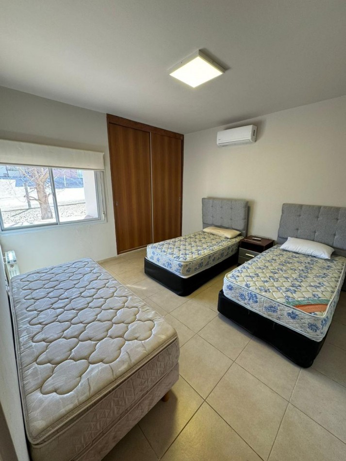 CASA ESQUINA DE CATEGORIA EN VILLA DEL DIQUE