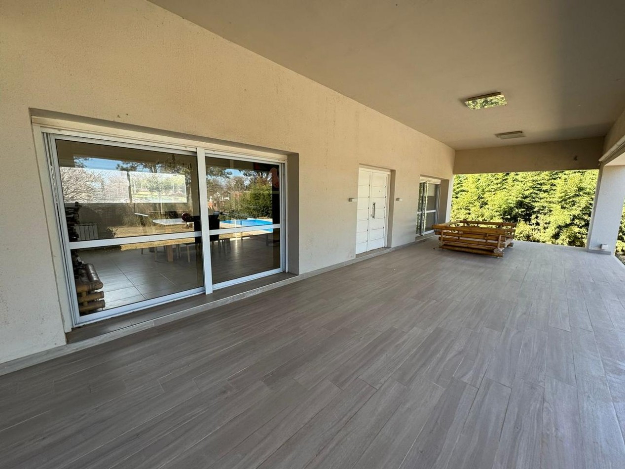 CASA ESQUINA DE CATEGORIA EN VILLA DEL DIQUE