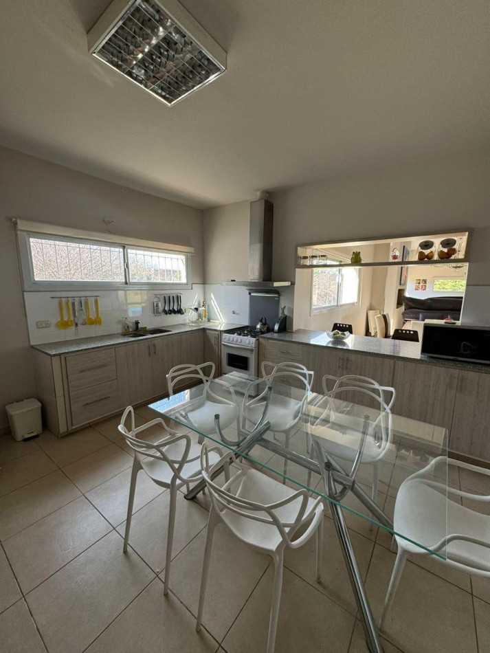 CASA ESQUINA DE CATEGORIA EN VILLA DEL DIQUE