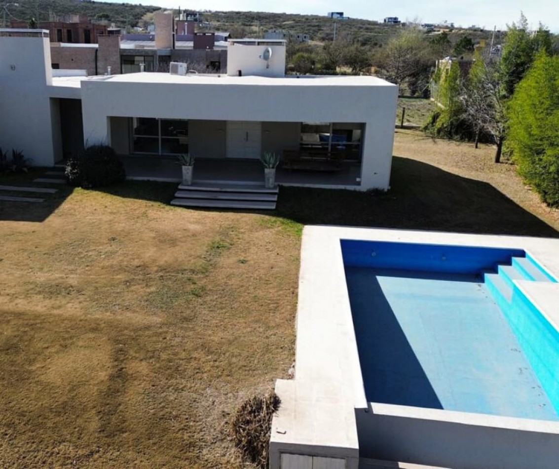 CASA ESQUINA DE CATEGORIA EN VILLA DEL DIQUE