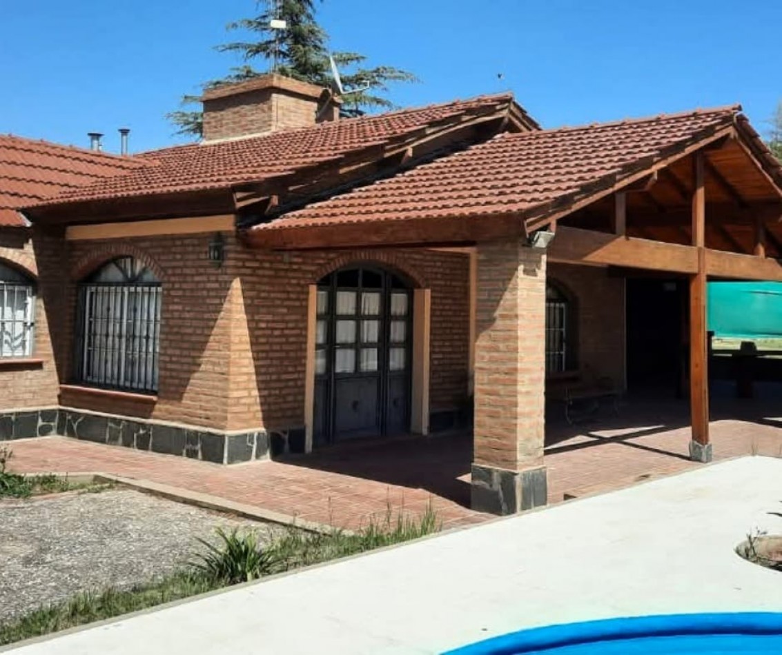SE VENDE CASA A 150 MTS. DEL LAGO EN VILLA DEL DIQUE.