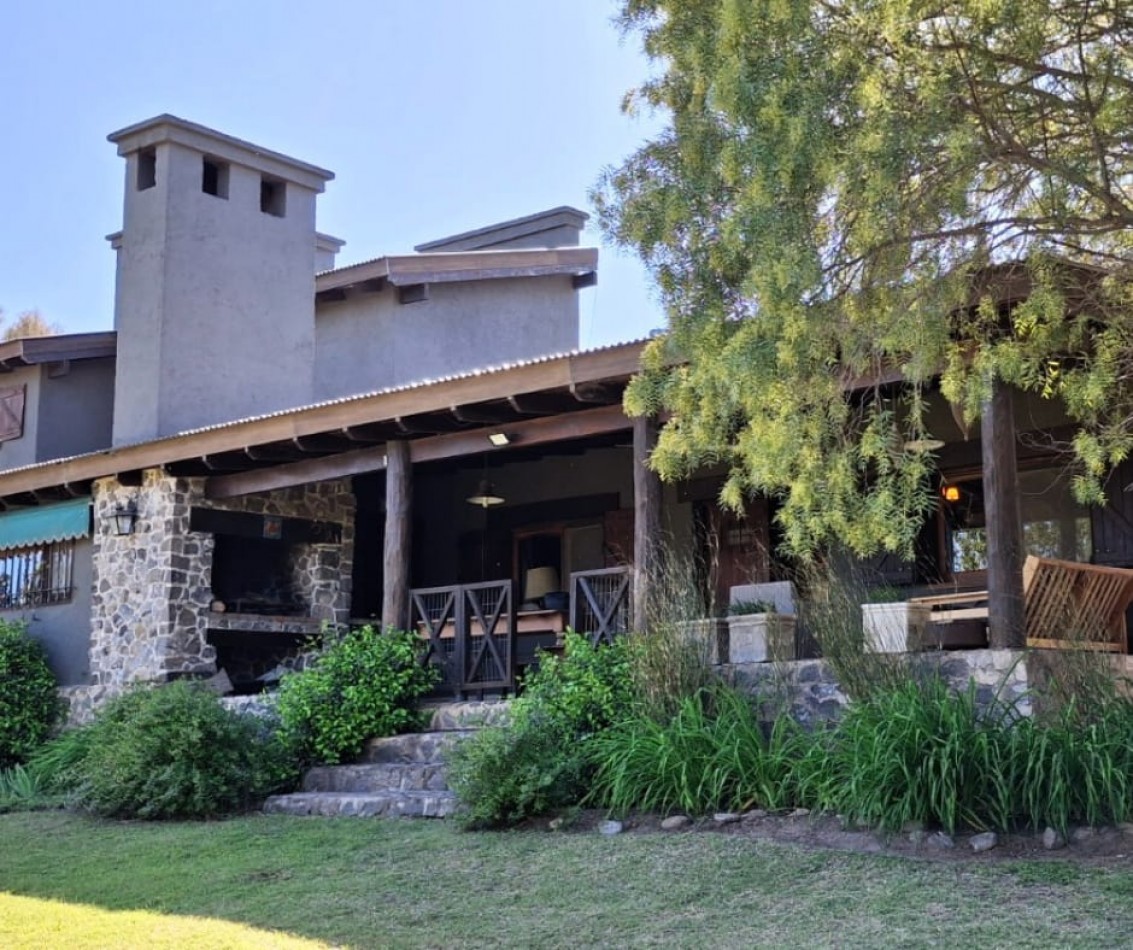 SE VENDE CASA ESTILO COLONIAL, UBICADA EN SANTA ROSA DE CALAMUCHITA