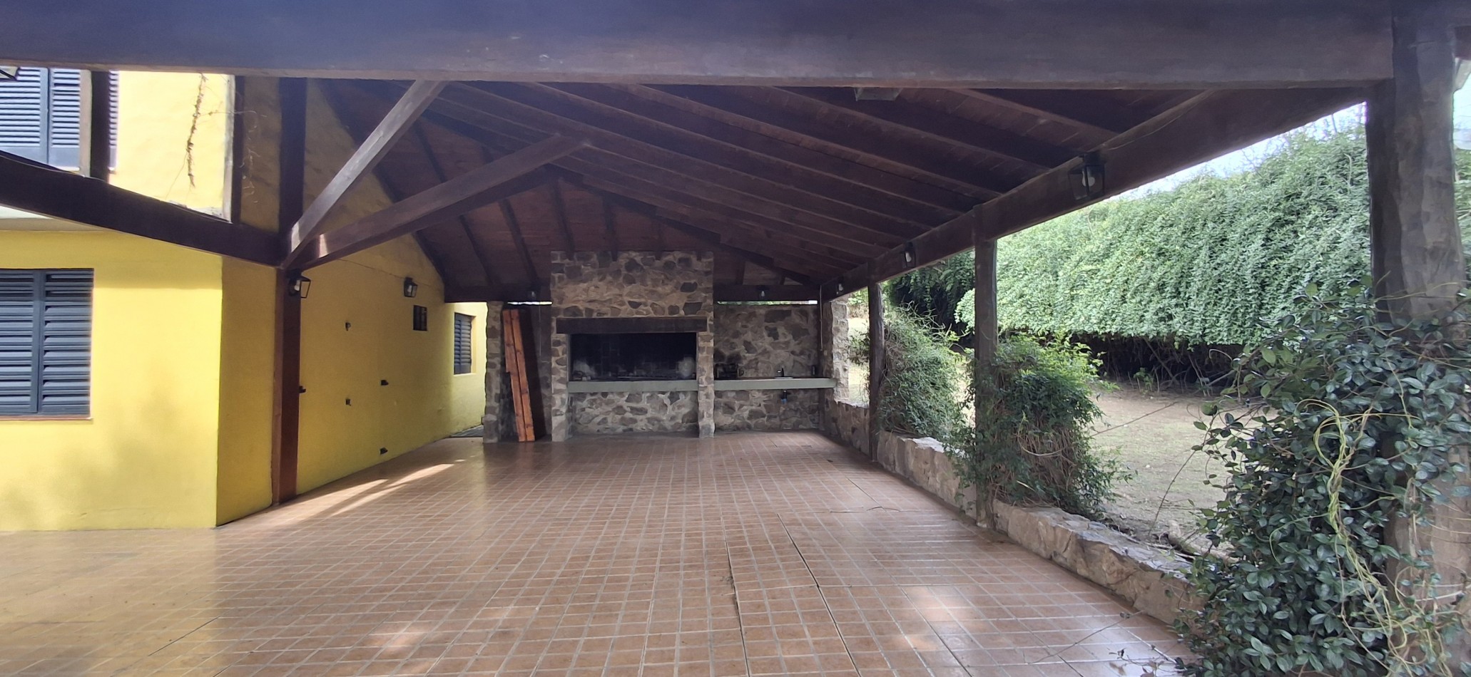 CASA ESQUINA EN VENTA EN UNA DE LAS ZONAS MAS ELEGIDAS DE VILLA DEL DIQUE