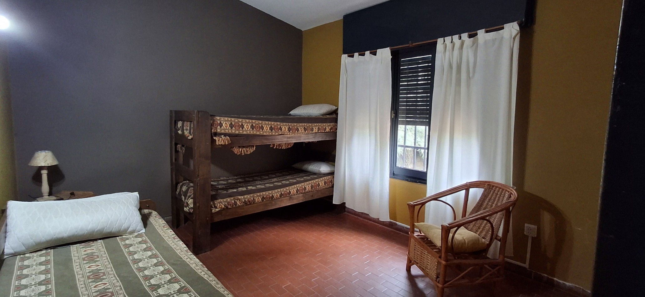 CASA ESQUINA EN VENTA EN UNA DE LAS ZONAS MAS ELEGIDAS DE VILLA DEL DIQUE