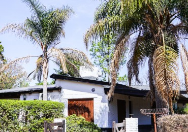 SE VENDE HERMOSA CASA ESQUINA EN VILLA RUMIPAL CON 3 HABITACIONES