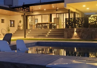 UNA CASA SUPER AMPLIA, CON HERMOSA VISTA Y A TRES CUADRAS DEL LAGO