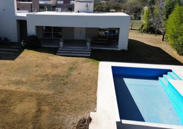 CASA ESQUINA DE CATEGORIA EN VILLA DEL DIQUE