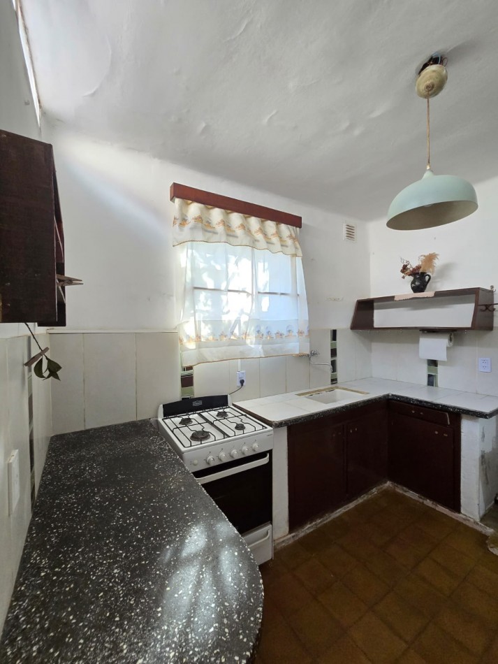 SE VENDE CASA EN VILLA DEL DIQUE, A POCAS CUADRAS DEL CENTRO Y CON GAS NATURAL