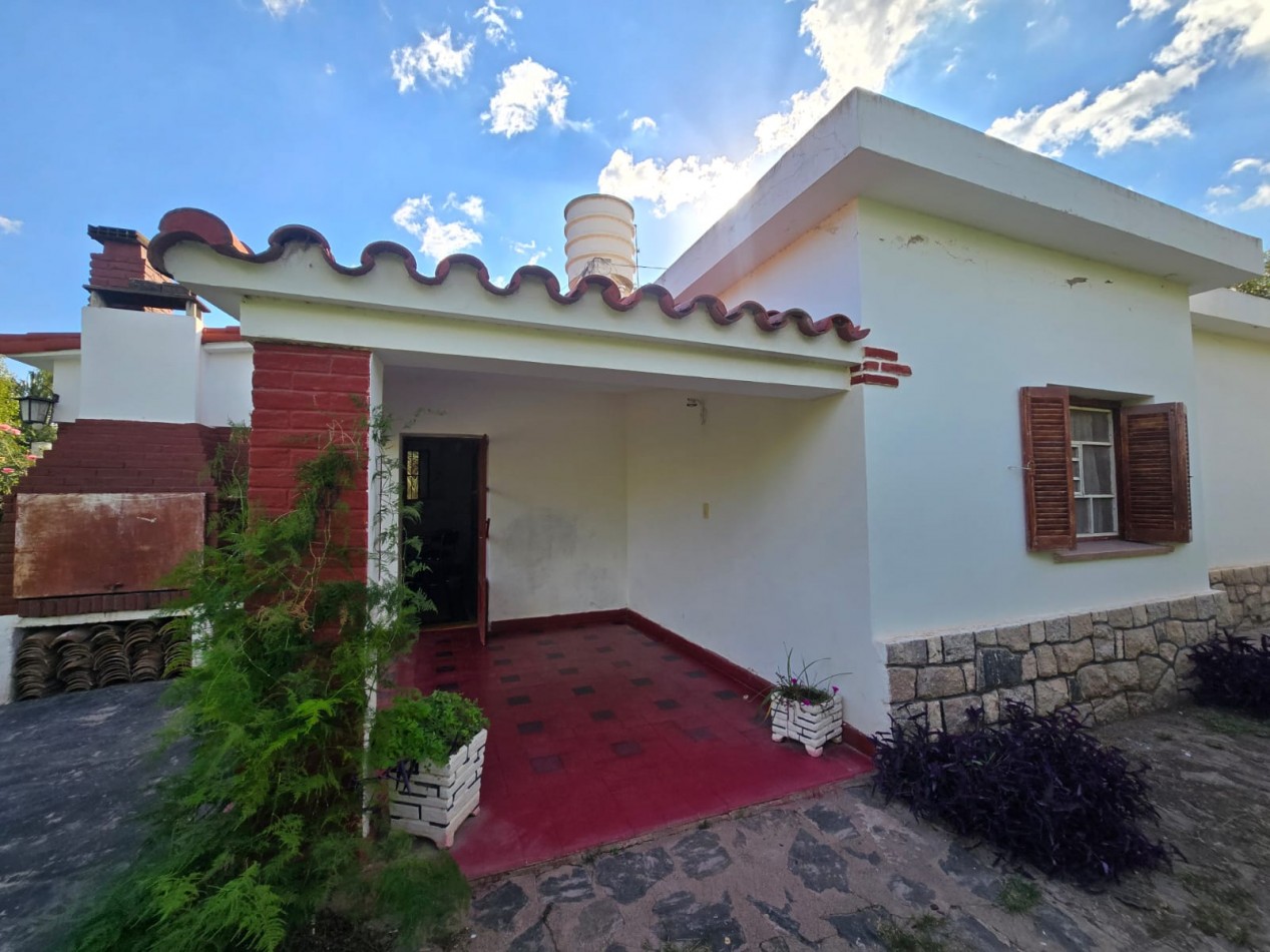 SE VENDE CASA EN VILLA DEL DIQUE, A POCAS CUADRAS DEL CENTRO Y CON GAS NATURAL