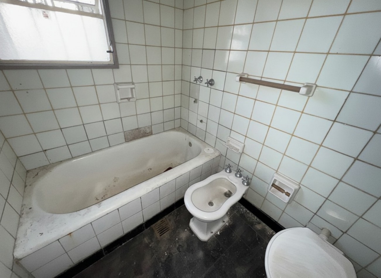 SE VENDE CASONA A REFACCIONAR, EN VILLA DEL PARQUE, VILLA RUMIPAL