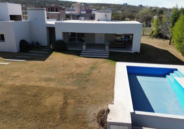 CASA ESQUINA DE CATEGORIA EN VILLA DEL DIQUE